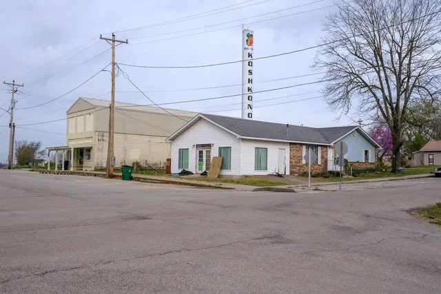 Koshkonong, Missouri water tower and downtown.