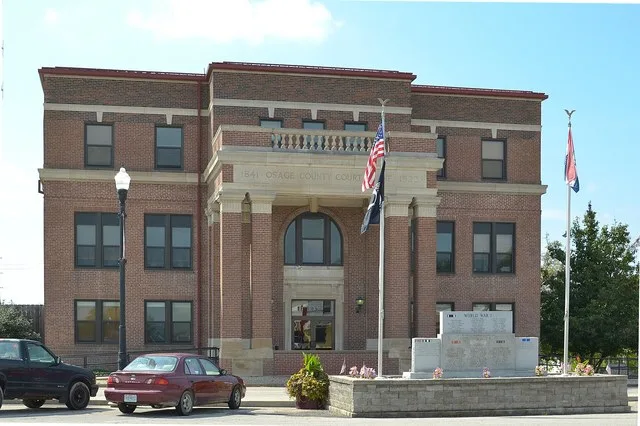 The county courthouse for Osage County in Linn , Missouri .