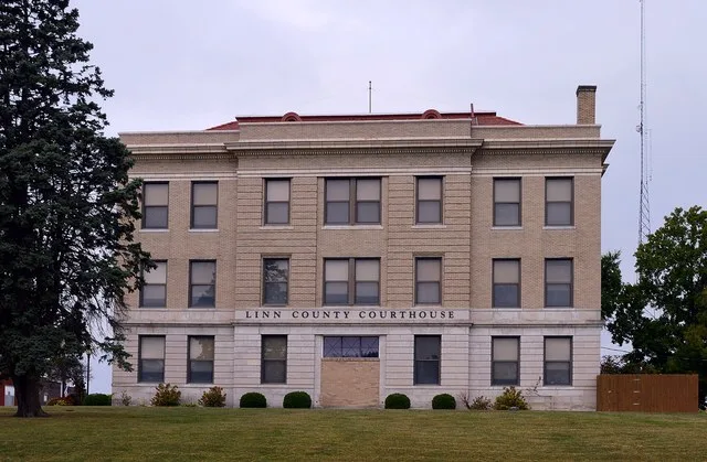 Linn County, Missouri , courthouse in Linneus