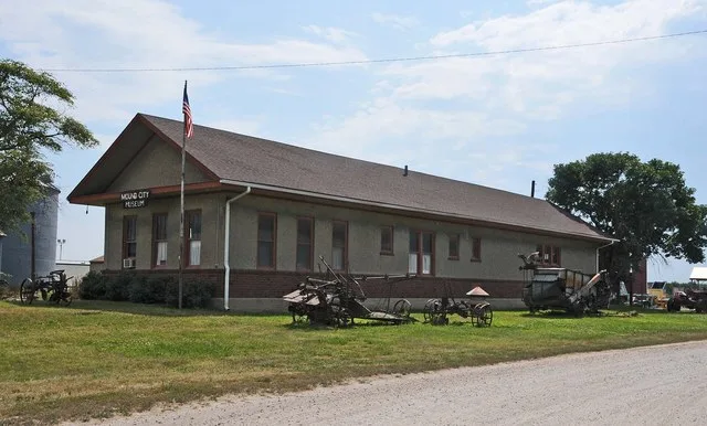 1921; THE C.B. & Q. DEPOT AT MOUND CITY NEATLY FITS THE DESCRIPTION FOR A STANDARD, SMALL, TWO-TRACK, ONE-SIDED, COMBINATION STATION OF THE FIRST DECADES OF THE TWENTIETH CENTURY...