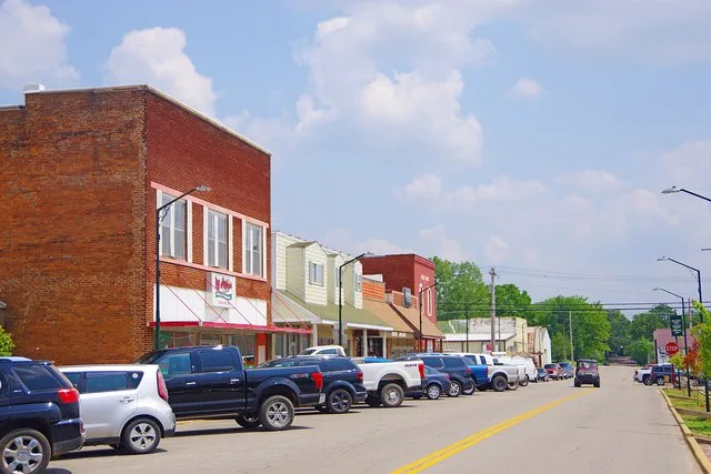 Businesses along 1st Street (Missouri Route 17)