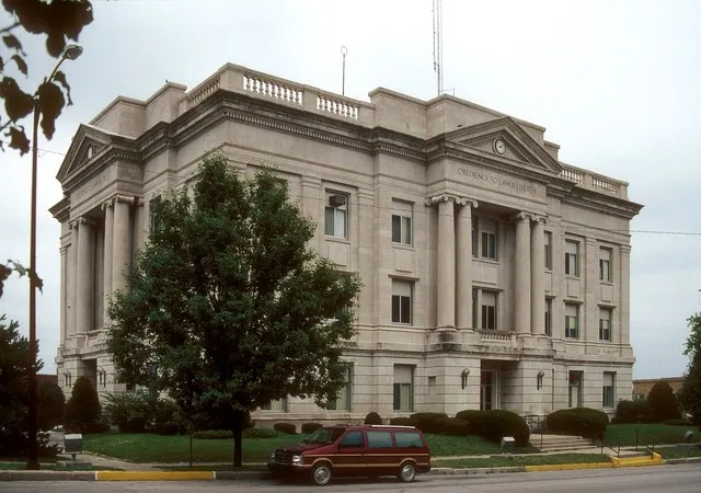 R. WARREN ROBERTS DESIGNED THIS LIMESTONE COURTHOUSE BUILT IN 1914 IN CLASSICAL REVIVAL STYLE.