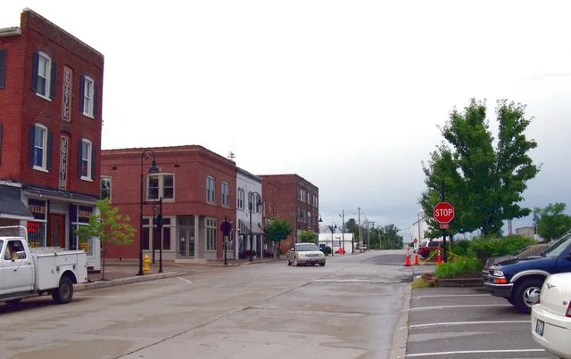 A picture that I took of Wentzville , and added to the Internet for people to publicly see. Looking West down Main Street across Linn Avenue.