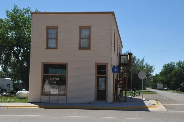 STABLISHED IN 1908 FOR THE BUSTLING COMMUNITY; DROUGHT AND DEPRESSION CLOSED THE BANK IN 1923. THE FREEMASONS BOUGHT THE BUILDING IN 1938 AND HAVE ENLARGED AND MAINTAINED IT SINCE