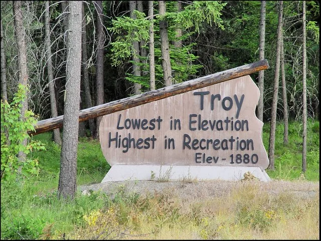 "Troy has an elevation of about 1,800 feet above sea level and is the lowest town in elevation in Montana. Troy is 12 miles from the border of Montana and Idaho. Troy's closest to...