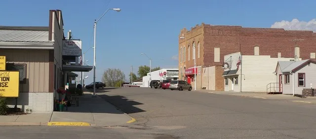 Downtown Crofton, Nebraska : 2nd Street, looking north from about Kansas Street.