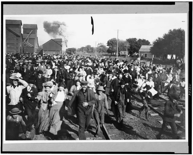 Title: Crowd to greet Wm. H. Taft, De Witt, Nebraska, 1908 Abstract/medium: 1 photographic print.