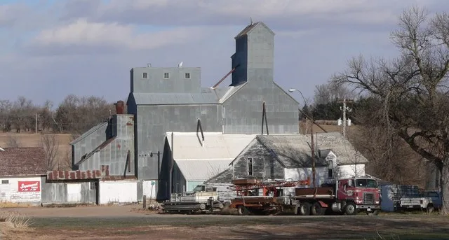 McLean, Nebraska : Main Street, looking north from about 3rd Street.