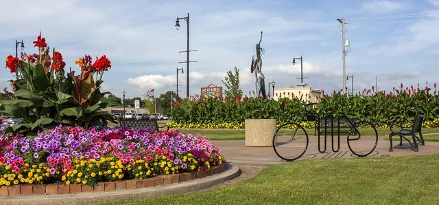Downtown Norfolk on the River Point offers boutique shopping, unique restaurants, beautiful scenery and a vibrant nightlife.