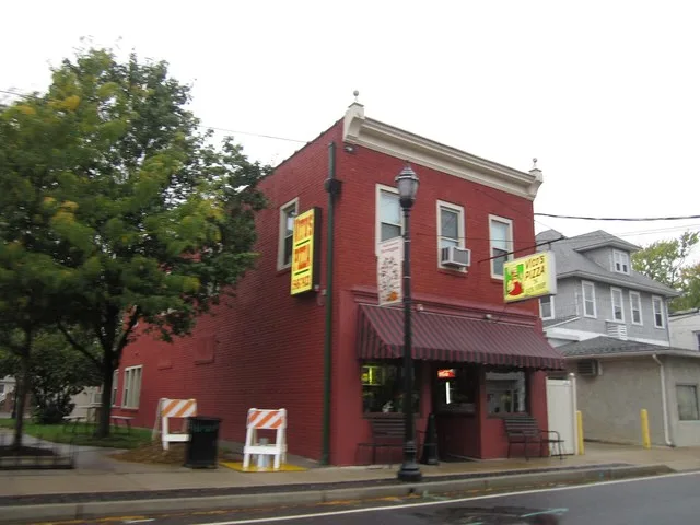 Vino's Pizza in Barrington, New Jersey. Flickr photo by Doug Kerr