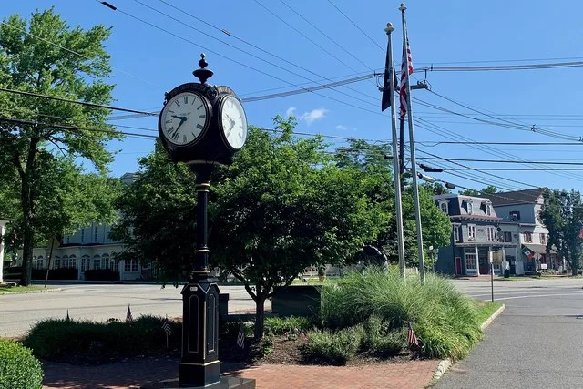 Street clock in downtown Chester Borough, New Jersey . The Chester House Inn is across Main Street behind the clock and tree.