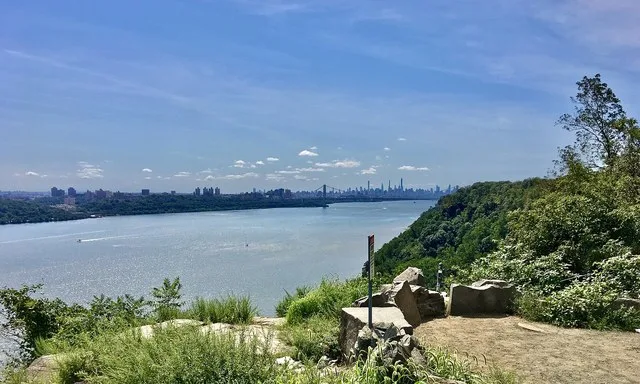 View southward from the Rockefeller Lookout along the Palisades Interstate Parkway in Englewood Cliffs, New Jersey, September 2020. Seen are the Midtown Manhattan skyline at far r...