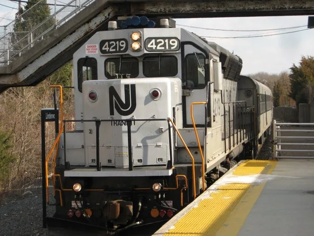 New Jersey Transit #4219 pulls Train #4616 into Lindenwold station in March 2008