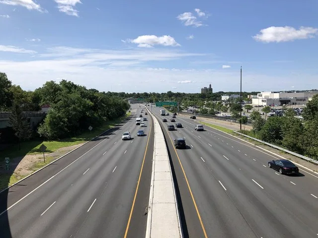 View south along New Jersey State Route 17 from the overpass for the ramp to New Jersey State Route 4 (MacKay Highway) in Paramus, Bergen County, New Jersey
