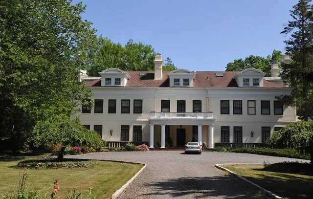 BUILT IN 1914 FOR NEW YORK FINANCIER HENRY A. CAESAR WHO WISHED TO HAVE HOMES WITHIN COMMUNICATING DISTANCE OF NEW YORK CITY