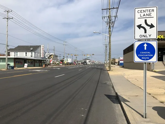 View north along Ocean County Route 607 (Long Beach Boulevard) at 25th Street in Ship Bottom, Ocean County, New Jersey