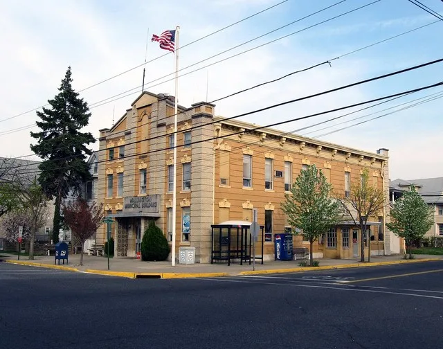en:Wallington, NJ Municipal Building at 45 Union Avenue, looking east on a sunny late afternoon in early spring.