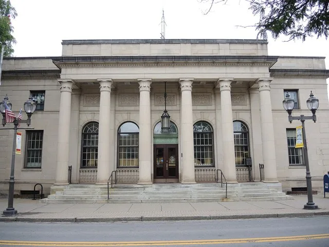 Present-day city hall (and former post office) in en:Oneonta, New York