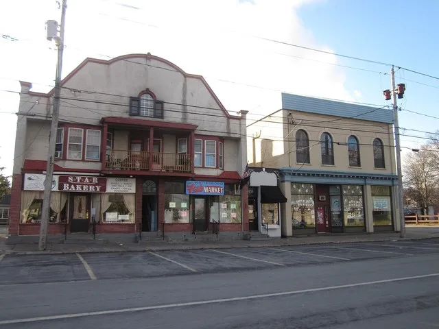 Whitesboro, New York. Commercial buildings housing bakery cafe, fish market, and pet shop.