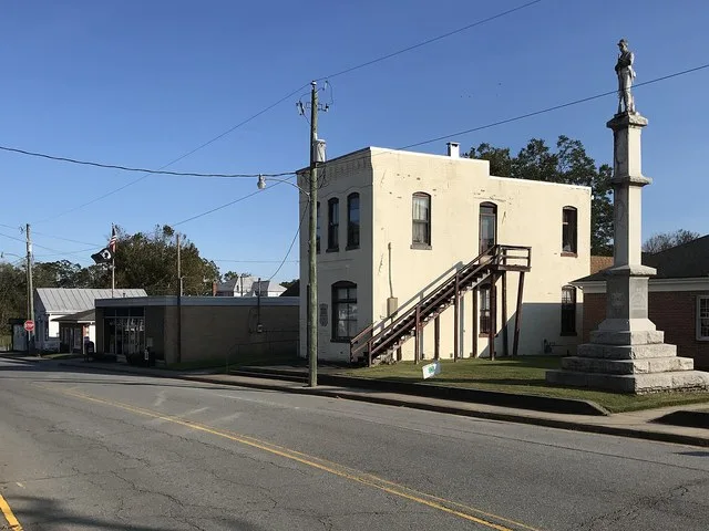 Monument and buildings along Court Street, Gatesville