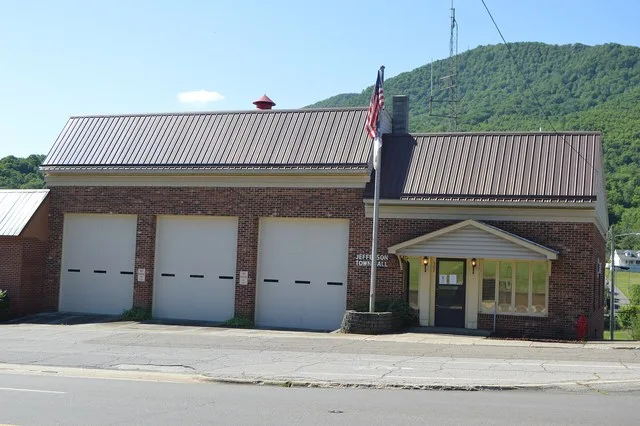 Front of the Jefferson town hall, located at 302 E. Main Street ( North Carolina Highway 88 ) in Jefferson , North Carolina , United States .