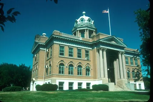 Front of the La Moure County Courthouse in LaMoure , North Dakota , United States . Built in 1907, it is listed on the National Register of Historic Places .