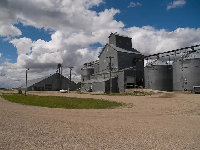 Grain elevators in Leal. From <a href=" http://www.everydot.com ">everydot.com</a>