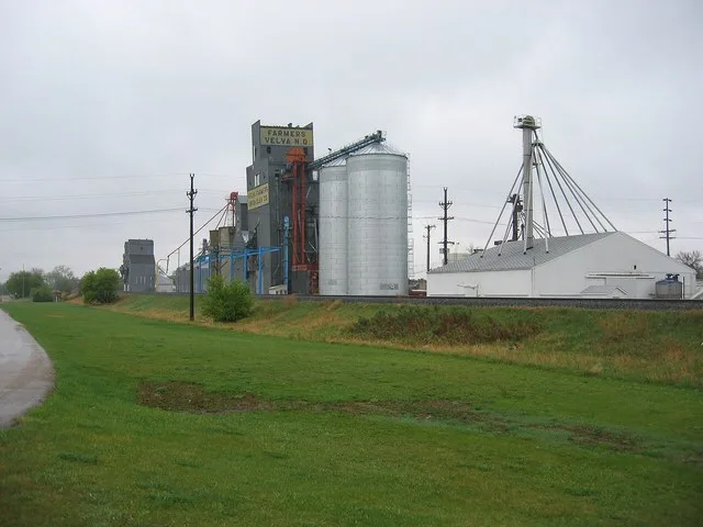 Velva Farmers grain elevators, Velva, North Dakota, USA