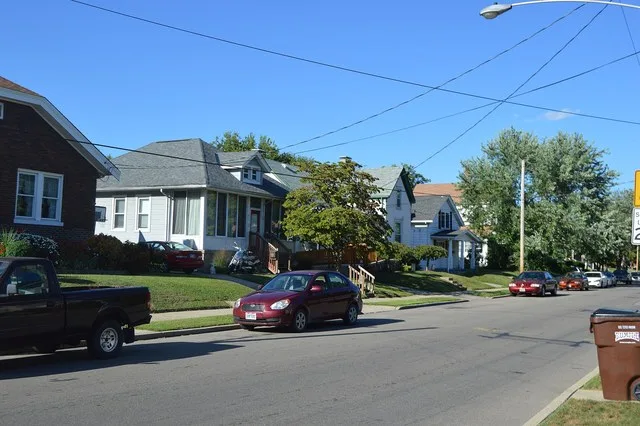 Houses on Elliott Avenue northeast of the Erkenbrecher Avenue intersection in Arlington Heights , Ohio , United States .