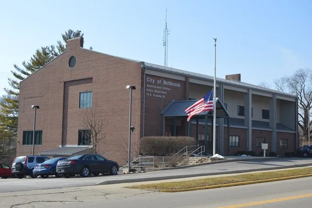 Front and eastern side of City Hall in Bellbrook , Ohio , United States , located at 15 E. Franklin Street ( State Route 725 ).