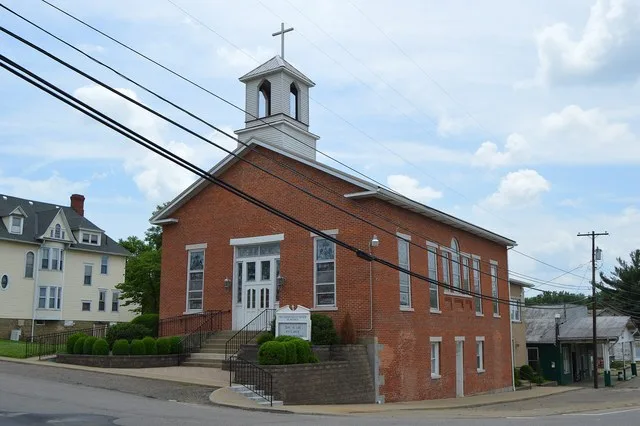 Front and western side of the Beverly Presbyterian Church, located at the junction of Ferry ( State Route 339 ) and Fourth Streets in Beverly , Ohio , United States .