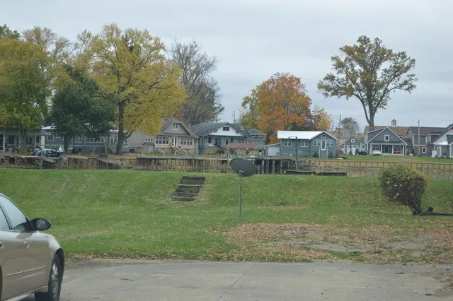 Houses on the southeastern side of Crane Lake, looking south-southeast from the junction of Union Avenue and Wood Street, in Buckeye Lake , Ohio , United States .