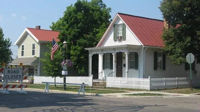 Houses on the western side of the first block of N. High Street in Canal Winchester , Ohio , United States . This block is part of the North High Street Historic District , a hist...