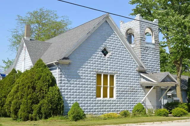 Front and western side of the former Clay Center Presbyterian Church, located at 425 Main Street in Clay Center , Ohio , United States .
