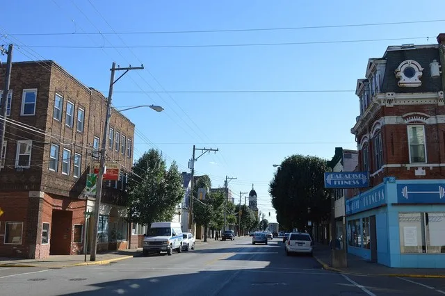 Looking southwest from the Walnut Street intersection on Vine Street in central Elmwood Place , Ohio , United States .