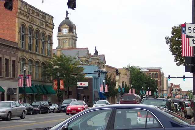 This is the a view looking north along Main Street in Downtown Findlay . In the background is the Hancock County Courthouse.