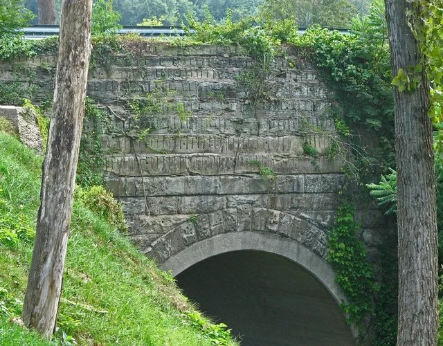 Stone arch bridge that carries Railroad Street over Osborne Run in eastern Hanging Rock , Ohio , United States .