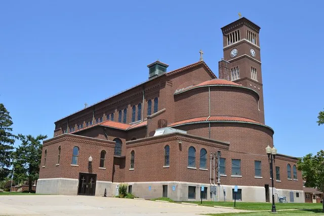 Rear and southern side of St. Michael's Catholic Church, located at 312 N. Broad Street ( State Route 115 ) in Kalida , Ohio , United States . It was built in 1926.