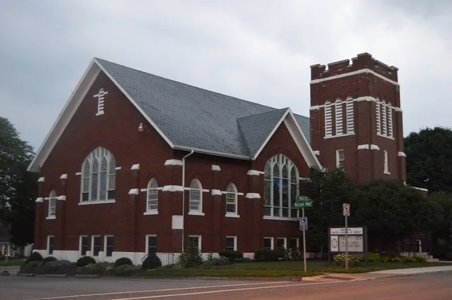 Eastern end and front of Immanuel United Church of Christ, located at 8889 State Route 274 in Kettlersville , Ohio , United States . It was built in 1926.
