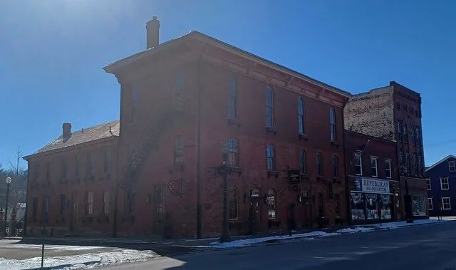 Northeast view of an old building in Lisbon, Ohio