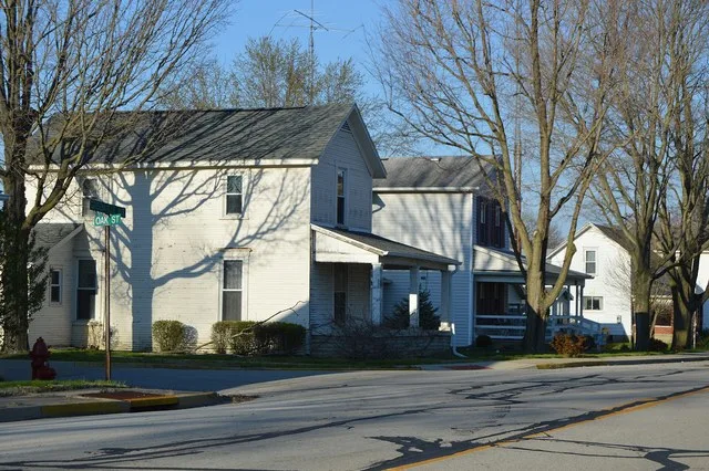 Houses on the northern side of Greenville Avenue ( State Route 55 ) east of Oak Street in Ludlow Falls , Ohio , United States .