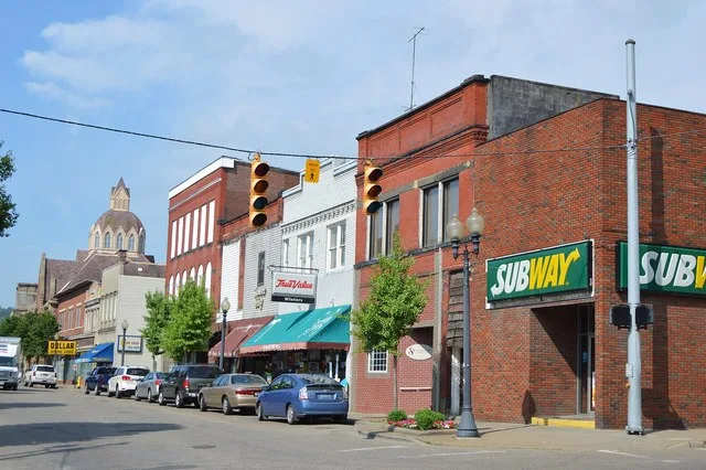 Looking southwest along Fourth Street from the Hanover Street intersection in Martins Ferry , Ohio , United States .