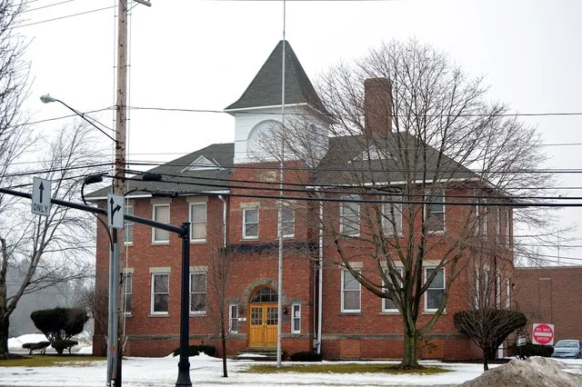 Front and northern side of the Old Center School , located at 784 SOM Center Road ( State Route 91 ) in Mayfield , Ohio , United States . Built in 1906, it is listed on the Nation...