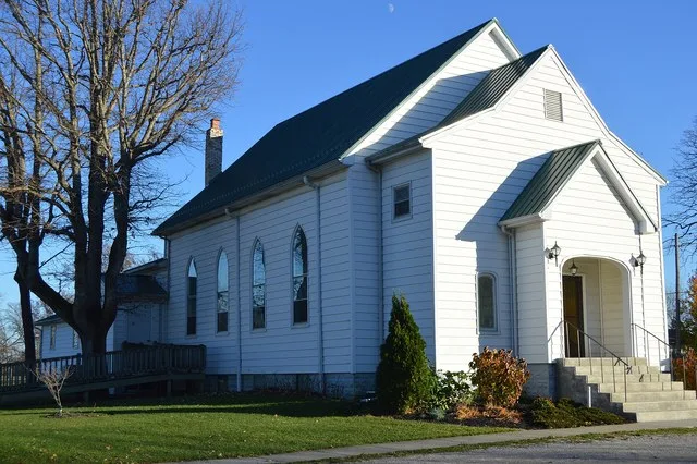 Front and northern side of the Melrose United Methodist Church, located at 712 State Street ( State Route 613 ) in Melrose , Ohio , United States .