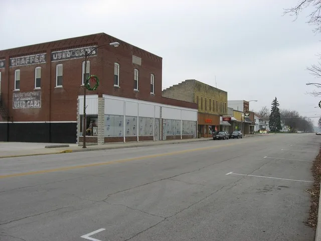 Buildings along the 100 block of North Main Street ( State Route 707 ) in the downtown business district of Mendon , Ohio , United States .