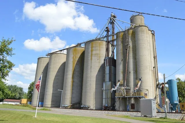 View from the south of the Morral grain elevator, located at 116 E. Neff Street ( State Route 231 ) in Morral , Ohio , United States .
