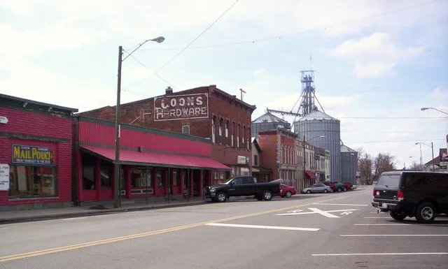 A view of downtown Nevada, Ohio on North Main Street ( Ohio State Route 231 ) looking south near the Norfolk Southern Railway .