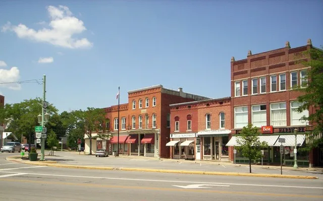 A view of downtown Plymouth , Ohio on East Main Street ( Ohio 603 ) just east of the intersection of Plymouth and Sandusky Streets ( Ohio 61 ).