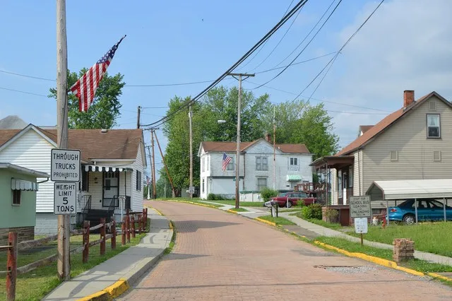 Looking south on Main Street from the Warren Street intersection in Rayland , Ohio , United States .