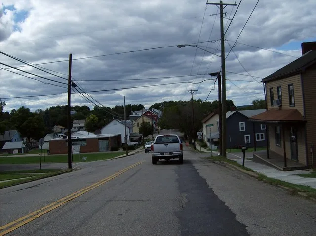 Descending from the east into the center of the village of Richmond , Ohio , United States , along the concurrent State Routes 43 and 152 .